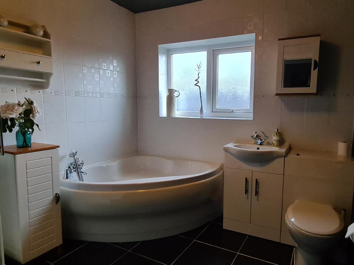 Spacious, 5 Bed House For 9 In 체스터 외부 사진